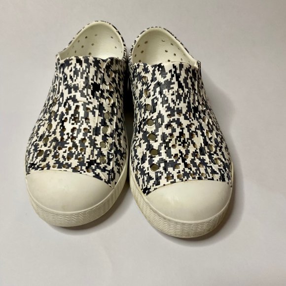 Native Jefferson Print Shoes - Grey Digi (Size C10) - Picture 2 of 5